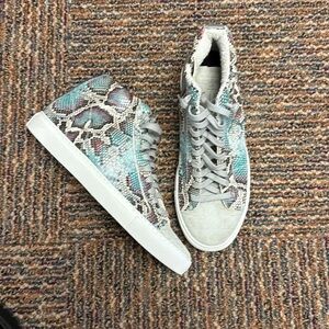 P448 - Pastel Rainbow Snake Print Sneakers